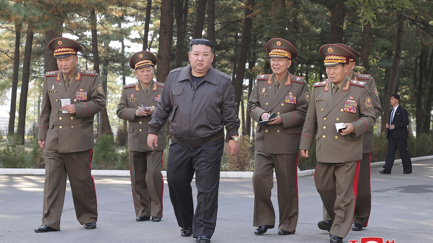 김 위원장, 북한군에 한국을 적대적인 외국 적으로 취급할 것을 촉구