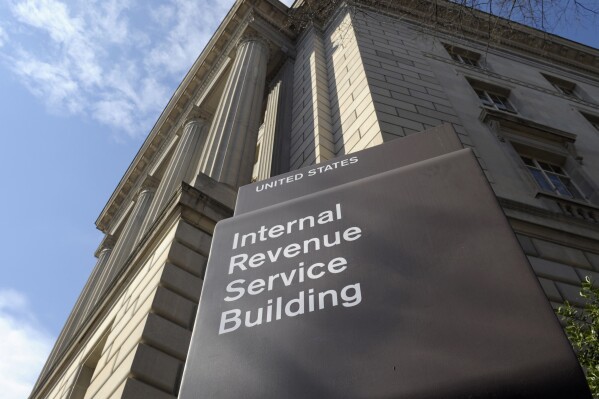 文件——2013年3月22日，美国国税局（IRS）大楼的外观出现在华盛顿。美国国税局（IRS）通过民主党的《降低通货膨胀法案》（Inflation Reduction Act）获得数百亿新资金后，正在推动其客户服务的改进。该机构的领导层正试图让人们注意到，为修复该机构作为一名过时且受到诽谤的税务员的形象，已经采取了哪些措施。2024年4月15日星期一是提交纳税申报表或延期申请的最后一天。（美联社照片/苏珊·沃尔什档案）