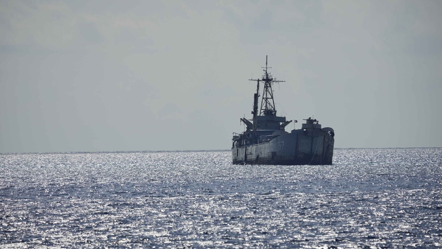ТАЙПЕЙ АП — Китайски плавателен съд и филипински кораб за