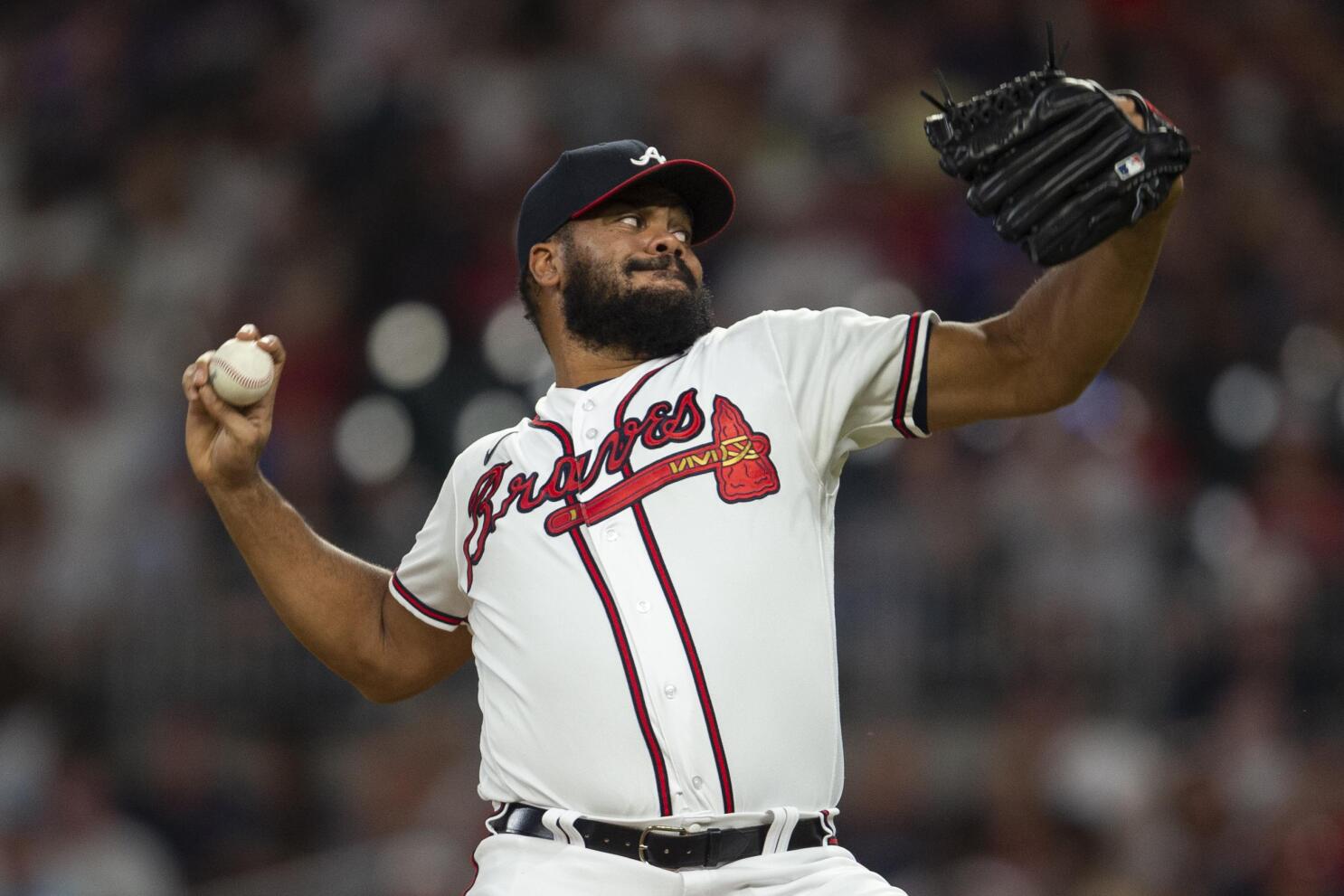 Two pitchers will share Braves' closer's role