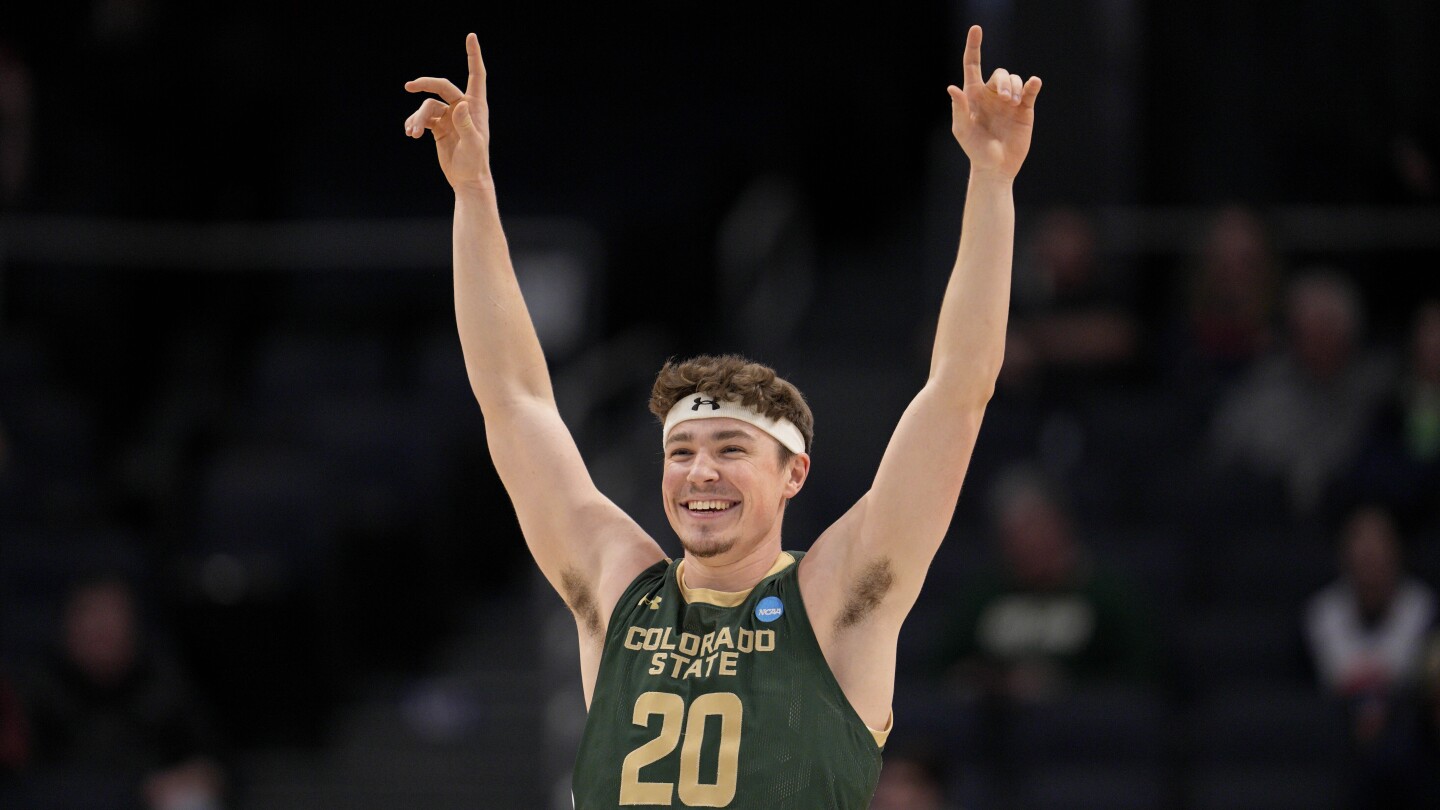 Joel Scott marcou 23 pontos na vitória do Colorado State sobre Virginia por 67 a 42, encerrando o primeiro dia do March Madness