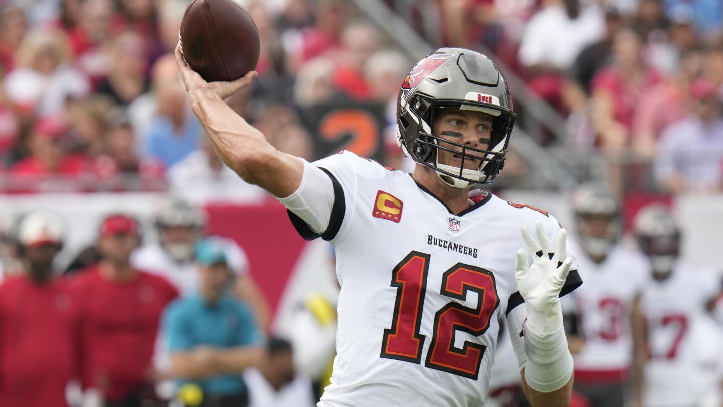 Tampa Bay Buccaneers' Mike Evans grabs a 15-yard touchdown pass