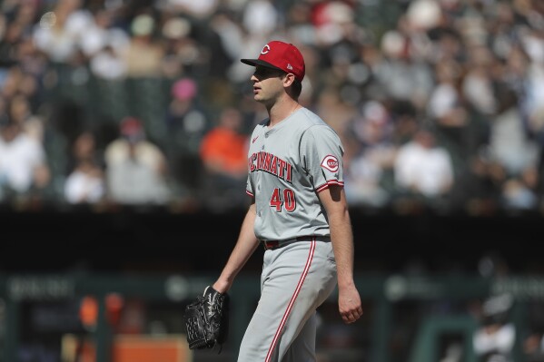 Cincinnati Reds' Nick Lodolo walks back to the dugout after being taking out in the sixth inning of a baseball game against the Chicago White Sox, Saturday, April 13, 2024, in Chicago. (AP Photo/Melissa Tamez)