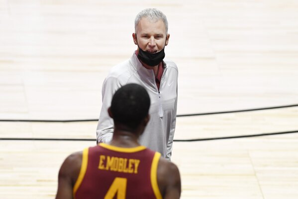 Southern California head coach Andy Enfield, top, talks with Southern California's Evan Mobley in the second half of an NCAA college basketball game, Tuesday, Dec. 1, 2020, in Uncasville, Conn. (AP Photo/Jessica Hill)