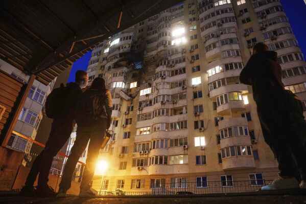Personas observan un edificio residencial de varios pisos dañado tras un ataque con drones rusos en Kiev, Ucrania, el viernes 6 de junio de 2025. (Foto AP/Evgeniy Maloletka)