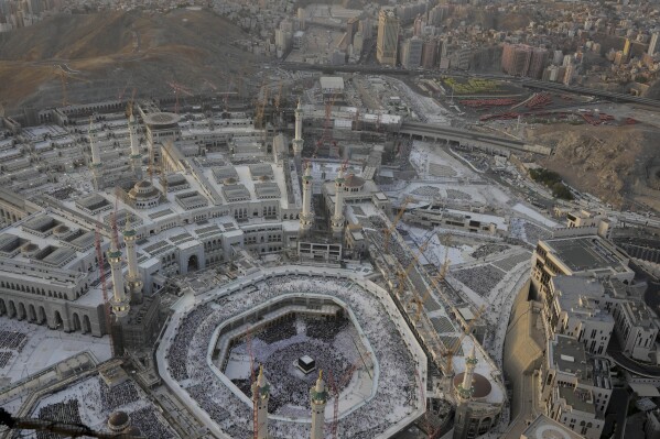 Moslimpelgrims lopen rond de Kaaba, het kubusvormige bouwwerk in de Grote Moskee, tijdens de jaarlijkse hadj in Mekka, Saoedi-Arabië, dinsdag 11 juni 2024. (AP Photo/Rafiq Maqbool)