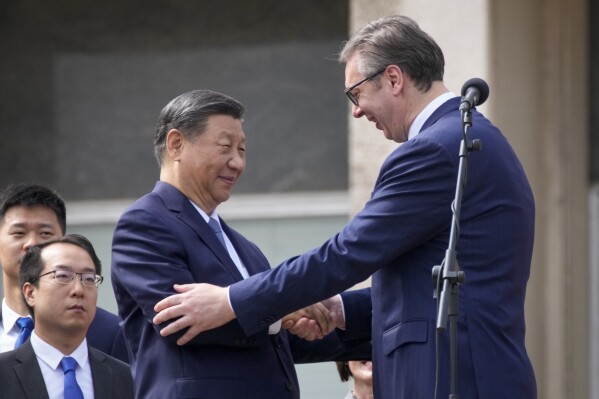 El presidente de China, Xi Jinping, a la izquierda, estrecha la mano del su homólogo serbio, Aleksandar Vucic, en el Palacio de Serbia en Belgrado, el miércoles 8 de mayo de 2024. (AP Foto/Darko Bandic)