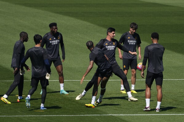 Real Madrid's goalkeeper Thibaut Courtois, third from right, trains with team mates in Madrid, Spain, Tuesday, May 7, 2024. The semifinal second leg Champions League soccer match between Real Madrid Bayern Munich will be played on Wednesday in Madrid. (AP Photo/Paul White)