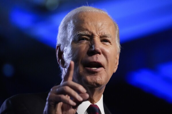 El presidente Joe Biden habla durante una convención política del United Auto Workers, el 24 de enero de 2024, en Washington.  Biden viaja a Superior, Wisconsin, el jueves. (Foto AP/Alex Brandon)