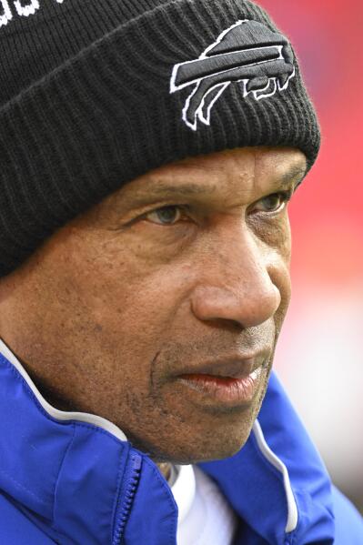 Bills coordinator Leslie Frazier helps young coaches advance