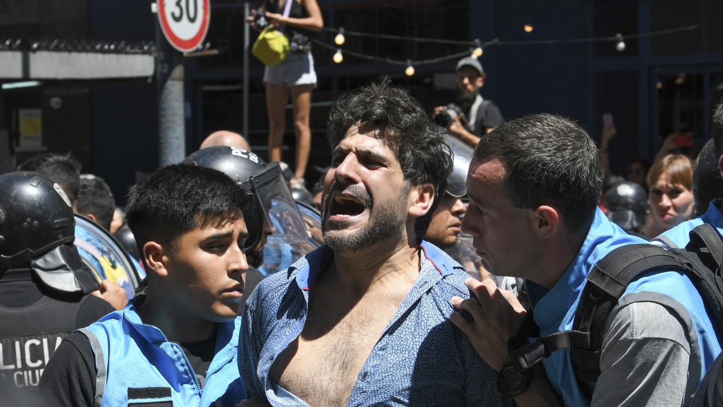 Los sindicatos argentinos salen a las calles para protestar por los recortes, la desregulación y las medidas de austeridad del presidente.