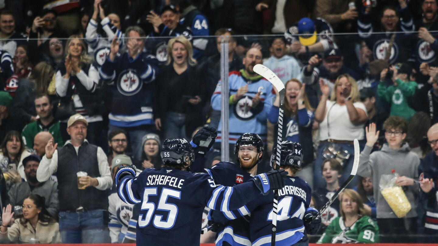 Jets defeat Stars 4-1, clinch NHL's top spot