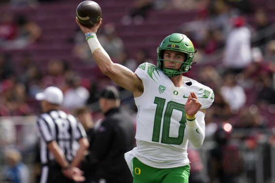 Bo Nix throws for 3 TDs as No. 15 Oregon dominates in 81-7 win