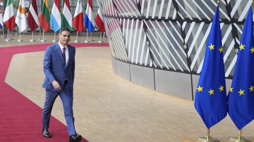 Premier Hiszpanii Pedro Sanchez przybywa na szczyt UE do budynku Rady Europejskiej w Brukseli w czwartek, 29 czerwca 2023 r.  Europejscy przywódcy spotykają się na dwudniowym szczycie, aby rozmawiać o Ukrainie, migracji i gospodarce.  (AP Photo/Virginia Mayo)