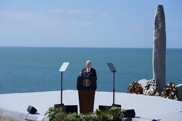 2024年6月7日，星期五，乔·拜登总统站在法国诺曼底的霍克角纪念碑旁，发表了关于霍克角遗产和世界民主的演讲。（美联社照片/埃文·武奇）