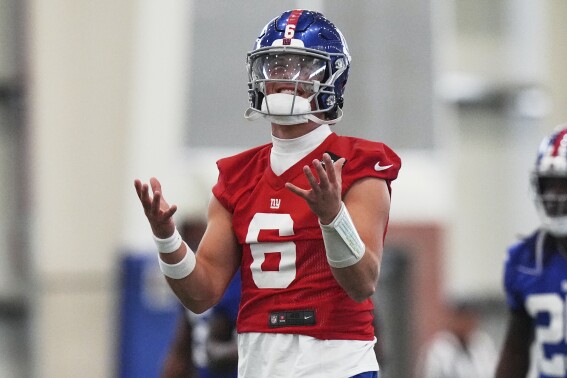 New York Giants' Jaxson Dart warms up during an NFL football practice, Wednesday, June 18, 2025, in East Rutherford, N.J. (AP Photo/Frank Franklin II)