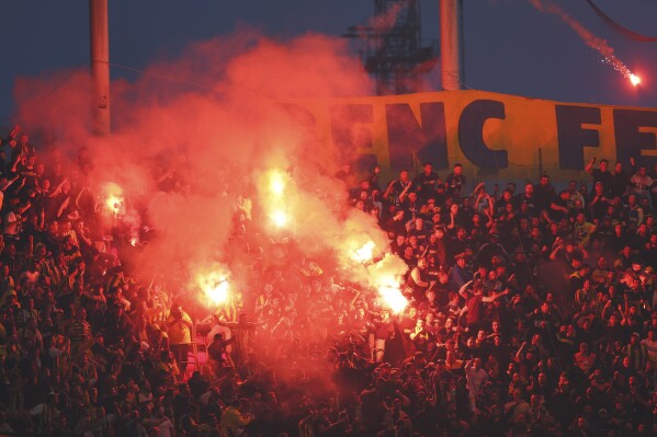 Người hâm mộ Galatasaray cổ vũ trong trận đấu bóng đá Super Lig của Thổ Nhĩ Kỳ giữa Galatasaray và Fenerbahce ở Istanbul, Thổ Nhĩ Kỳ, Chủ nhật, ngày 19 tháng 5 năm 2024. (Ảnh AP)