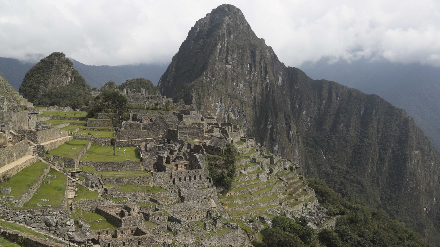 ЛИМА Перу АП — Улиците хотелите и ресторантите около руините