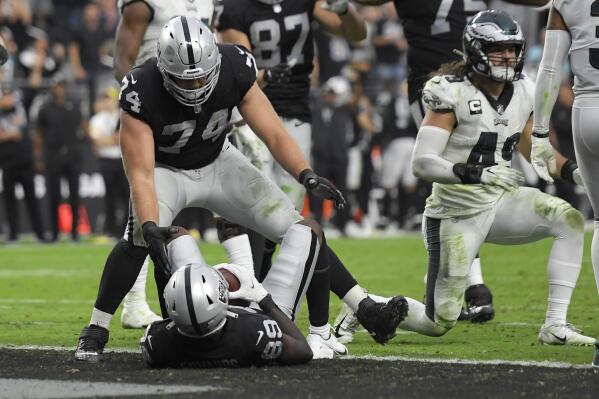 Raiders' offensive line dominant in win over Eagles