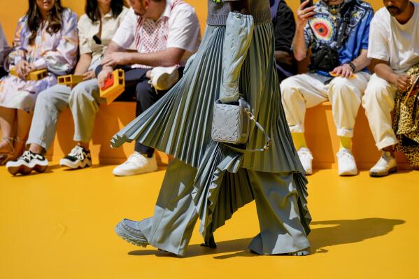 Espíritu de Virgil Abloh vive en desfile de Louis Vuitton