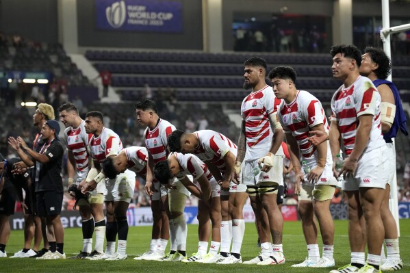 Japan's players bow in front of the fans after the end of the Rugby World Cup Pool D match between Japan and Samoa, at the Stadium de Toulouse in Toulouse, France, Thursday, Sept. 28, 2023. (AP Photo/Christophe Ena)