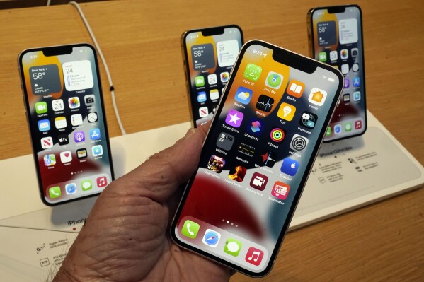 ARCHIVO - La pantalla de un iPhone 13 de Apple en el primer día a la venta del dispositivo en una tienda de Nueva York, el viernes 24 de septiembre de 2021. (AP Foto/Richard Drew, Archivo)
