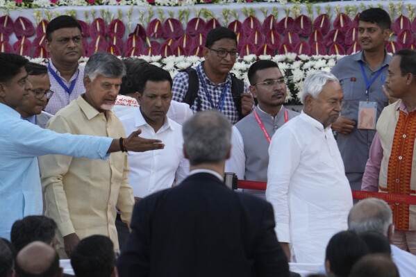 Premier Bihar i przywódca Janta Dal United Nitish Kumar (z prawej), a za nim przywódca partii telugu Desam Chandrababu Naidu przybywają do indyjskiej Rashtrapati Bhavan, aby zaprzysiężyć Narendrę Modiego na premiera Indii w New Delhi w Indiach, niedziela, 9 czerwca 2024 r. ( Zdjęcie z AP/Manish Swarup)