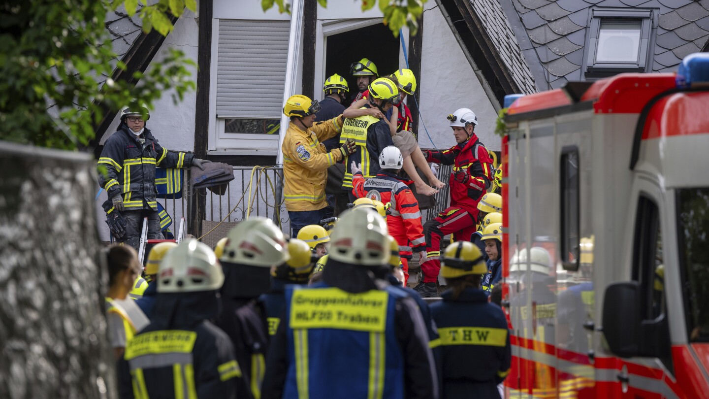 Part of a hotel on the Moselle collapses, two people die, others are trapped for hours