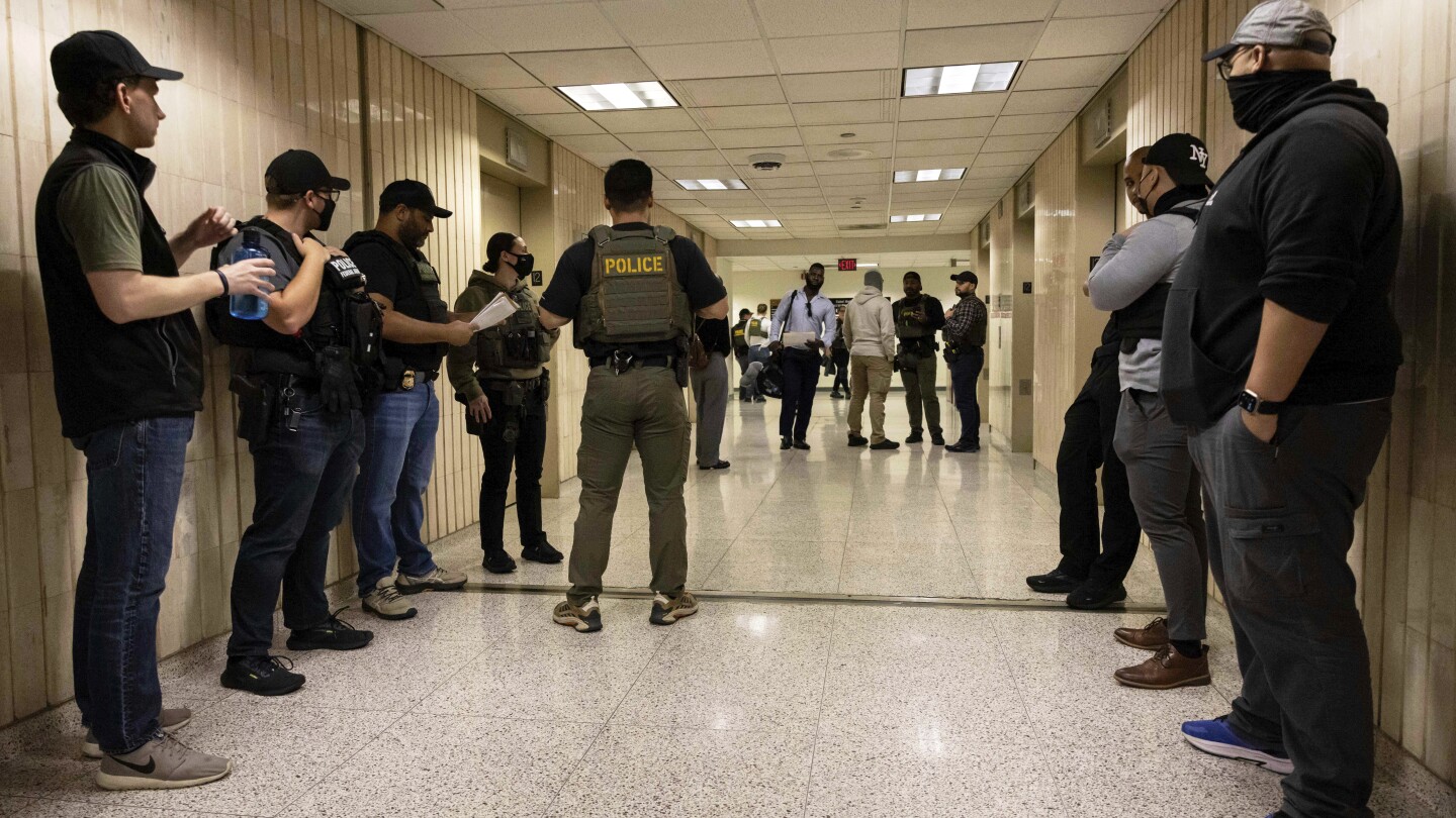 Agentes de inmigración de EEUU intensifican arrestos en juzgados para acelerar deportaciones