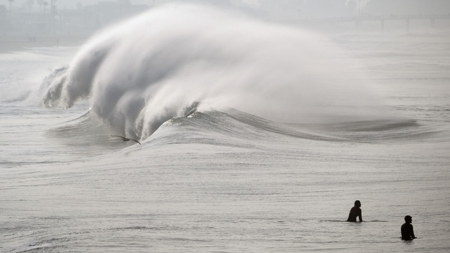 Огромни сърфове натоварват плажовете на Западното крайбрежие и в Хавай с наводнения в някои ниско разположени крайбрежни райони