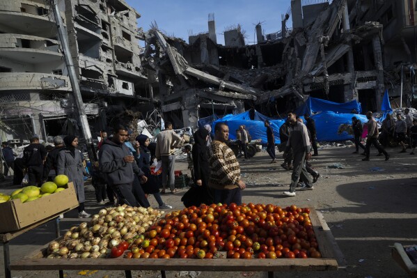 Palestinos visitam um mercado ao ar livre no campo de refugiados de Nusirat, no centro da Faixa de Gaza, no segundo dia de um cessar-fogo temporário entre o Hamas e Israel, sábado, 25 de novembro de 2023.  (Foto AP/Adel Hana)