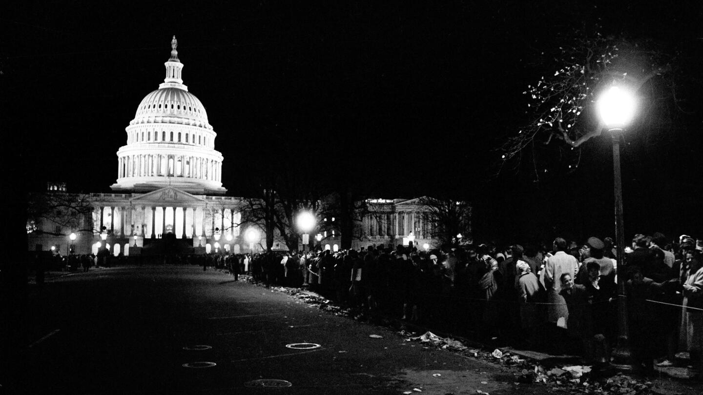 Sejenak SU berhenti untuk pamit pada JFK