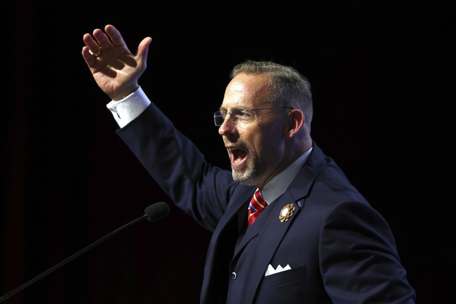 Southern Baptists overwhelmingly call for ban on gay marriage