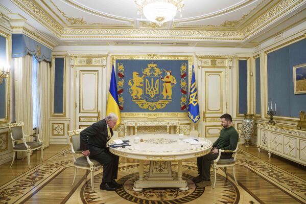Đặc phái viên Hoa Kỳ về Ukraine và Nga Keith Kellogg, bên trái, và Tổng thống Ukraine Volodymyr Zelenskyy tham dự cuộc họp của họ tại Kyiv, Ukraine, ngày 20 tháng 2 năm 2025. (Ảnh AP/Evgeniy Maloletka)