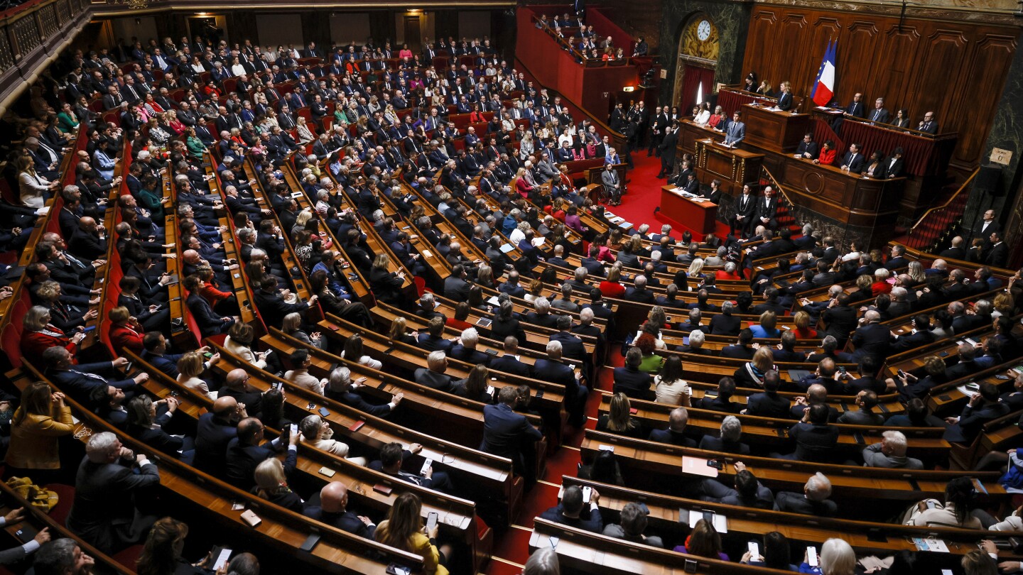 O Parlamento francês aprova um projeto de lei que torna o aborto um direito constitucional