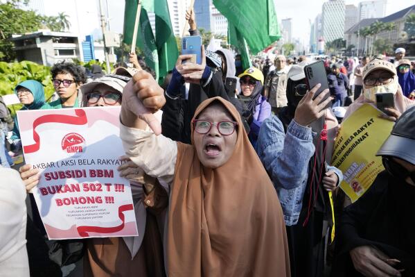 Protesters shout slogans during a rally against sharp increases in fuel prices in Jakarta, Indonesia, Monday, Sept. 12, 2022. Hundreds of conservative Muslims marched in Indonesia's capital on Monday demanding that the government revoke its decision to raise fuel prices, saying it hurts people already reeling from the economic impact of the pandemic. 
 (AP Photo/Achmad Ibrahim)