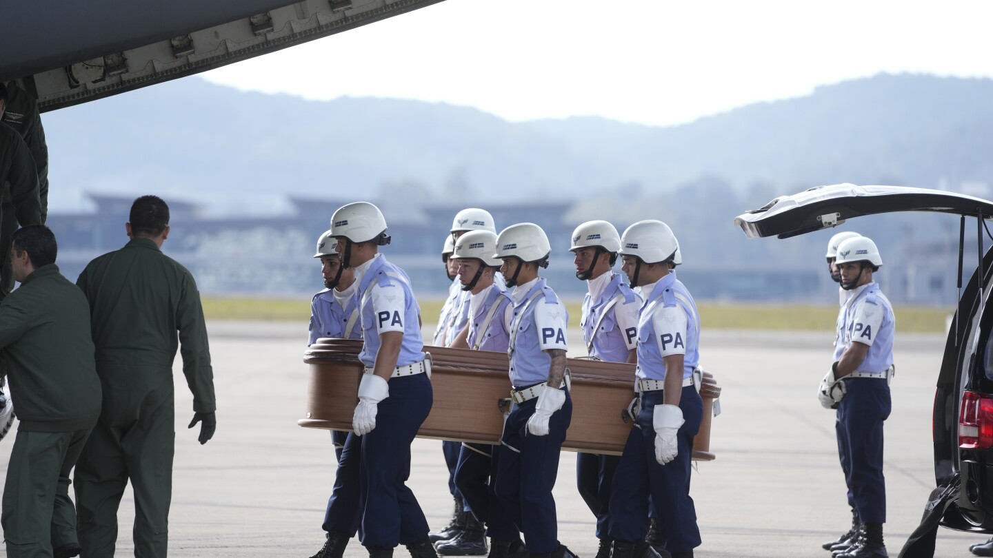 A Força Aérea Brasileira enviou os corpos de três pessoas que morreram em um acidente de avião na semana passada para suas famílias.