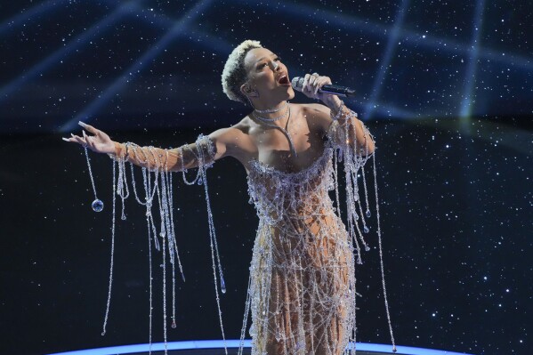 Doja Cat sings "Diamonds are forever" during the Oscars on Sunday, March 2, 2025, at the Dolby Theatre in Los Angeles. (AP Photo/Chris Pizzello)