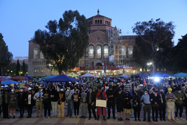 Manifestantes pró-palestinos cruzam os braços no campus da UCLA em Los Angeles, quarta-feira, 1º de maio de 2024.  (Foto AP/Jay C. Hong)