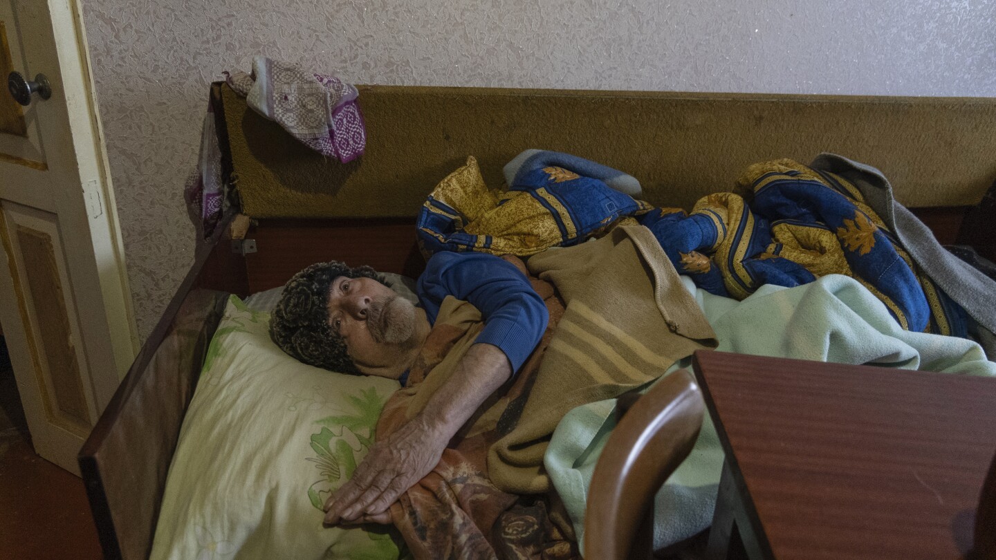 Под бомбардировки в Източна Украйна и инвалид от болест, неизвестен художник очаква съдбата си