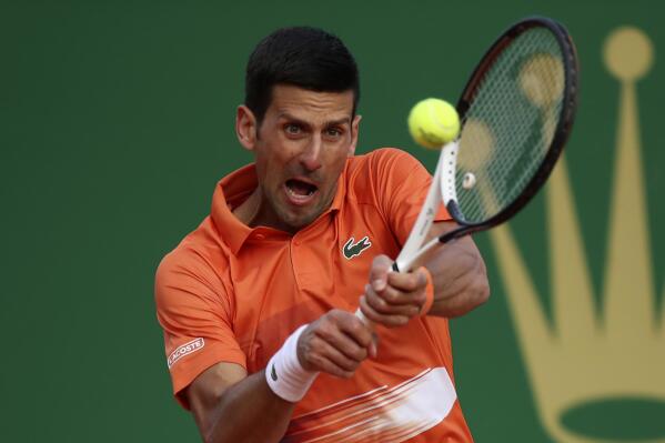 Novak Djokovic devuelve durante su partido contra Alejandro Davidovich Fokina en el Masters de Montecarlo, el martes 12 de abril de 2022, en Mónaco. (AP Foto/Daniel Cole)