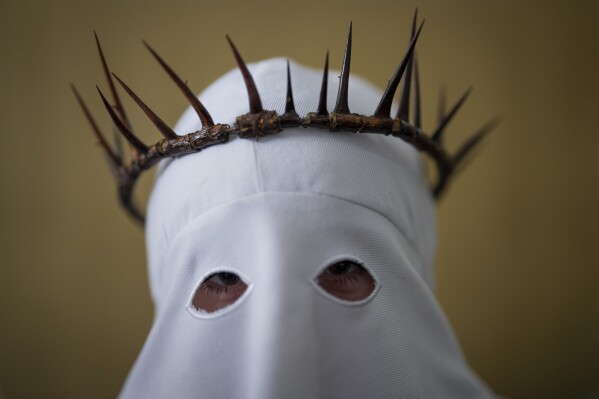 FILE - A member of the "Penitencia de los Apóstoles y Discípulos de Jesús" Catholic brotherhood before a Holy Week procession in the southern city of Alcala la Real, Spain, Thursday, March 28, 2024. (AP Photo/Bernat Armangue, File)