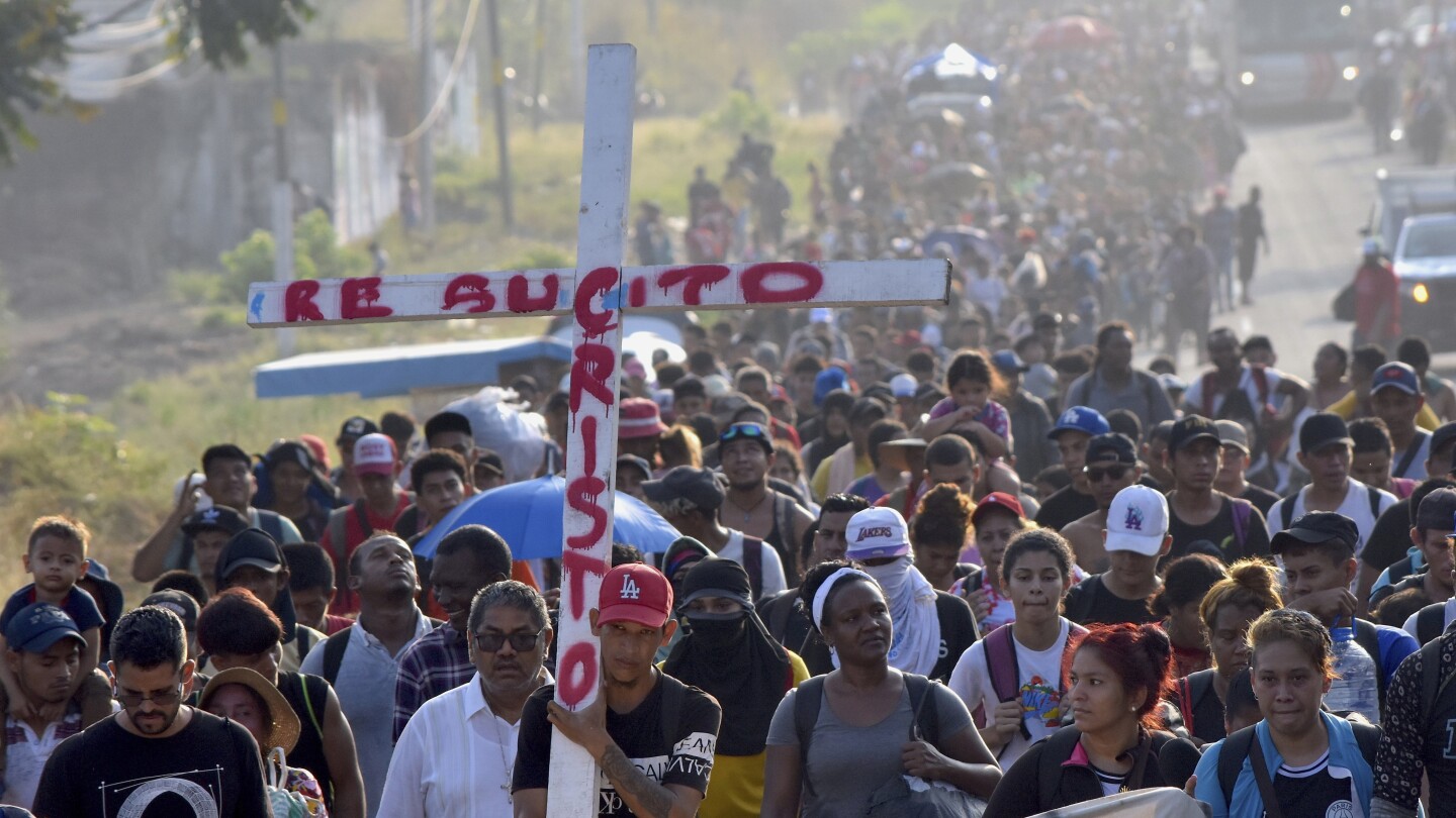 Около 2000 мигранти започнаха разходка през Страстната седмица в южно Мексико, за да повишат осведомеността за тежкото си положение