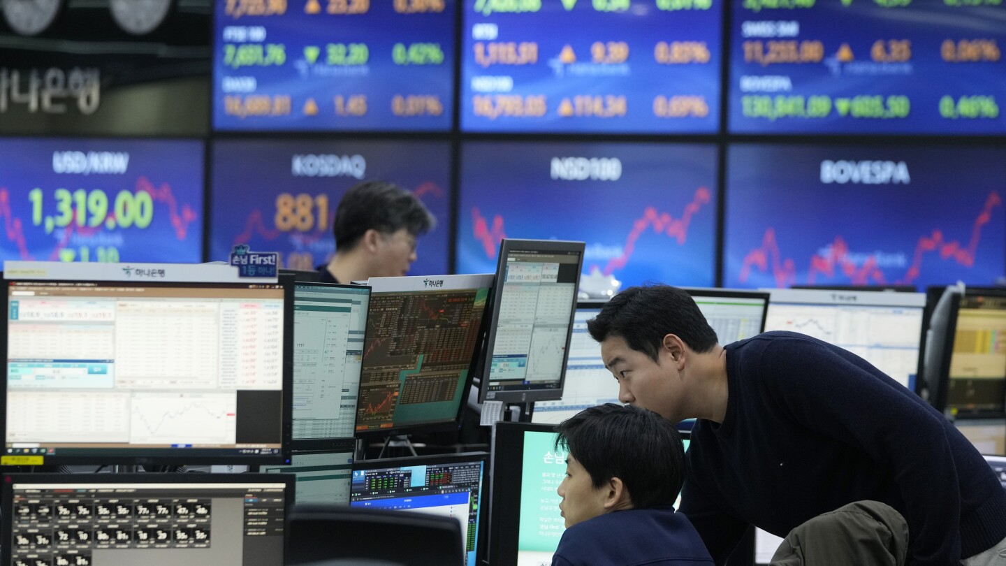 Фондов пазар днес: Азиатските акции проследяват печалбите на Уолстрийт и инфлацията в Япония се забавя
