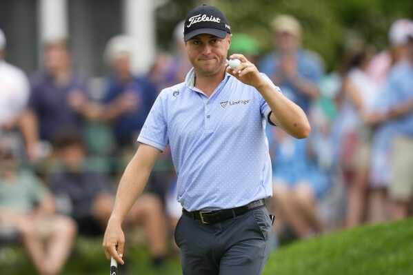 Justin Thomas acknowledges the gallery after making his putt on the ninth hole during the third round of the Travelers Championship golf tournament at TPC River Highlands, Saturday, June 24, 2023, in Cromwell, Conn. (AP Photo/Frank Franklin II)