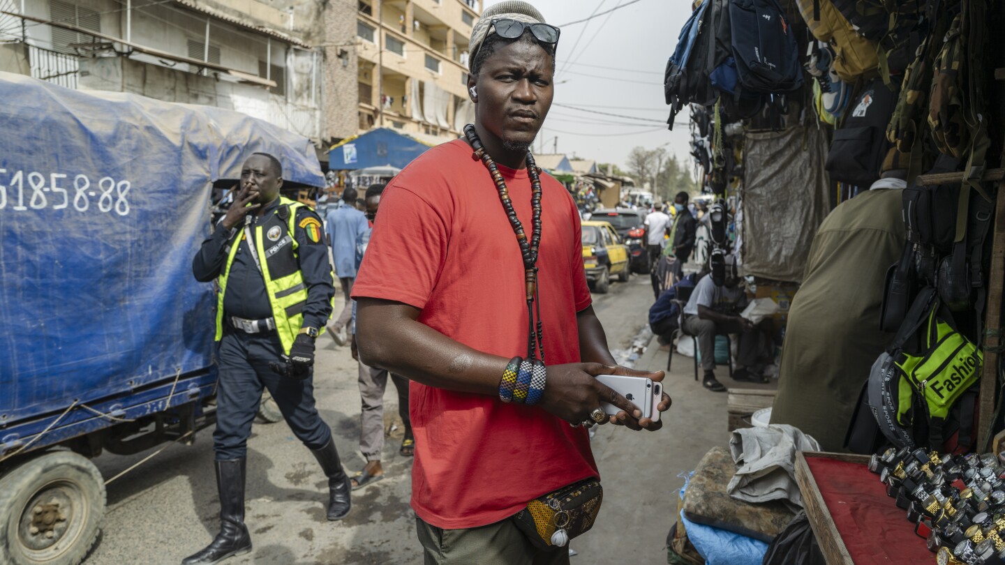 ДАКАР Сенегал AP — Гуева Ба се опита да стигне