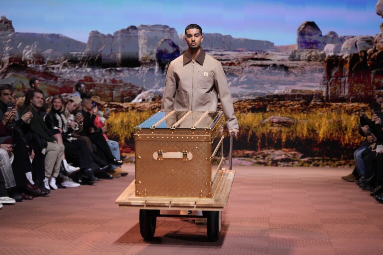 Uma modelo usa uma criação da Louis Vuitton como parte da coleção prêt-à-porter masculina outono/inverno 2024-2025 apresentada em Paris, terça-feira, 16 de janeiro de 2024. (AP Photo/Thibault Camus)