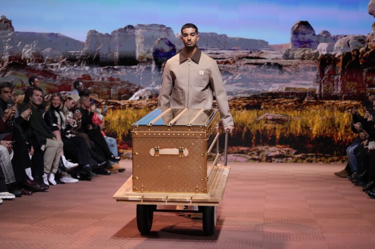 Een model draagt ​​een creatie van Louis Vuitton als onderdeel van de herenconfectiecollectie herfst/winter 2024-2025, gepresenteerd in Parijs, dinsdag 16 januari 2024. (AP Photo/Thibault Camus)