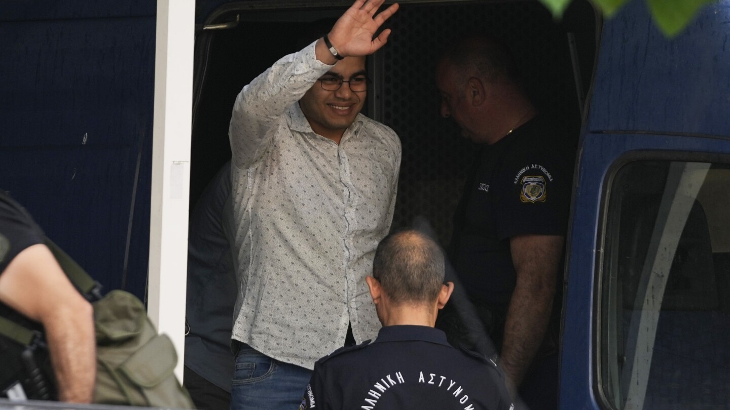 КАЛАМАТА, Гърция (AP) — Девет египтяни са изправени пред съда