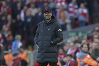 El técnico de Liverpool Jurgen Klopp durante el partido contra Tottenham en la Liga Premier en el estadio Anfield, el 7 de mayo de 2022. (AP Foto/Jon Super)